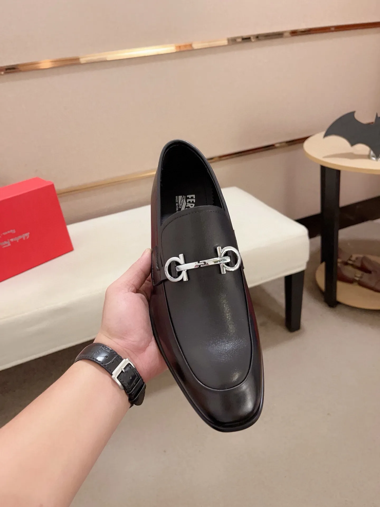 Men's shoes💰: 540💰 High version Ferragamo quality! 🆕🆕Exclusive hot-selling products in stock🔥🔥New products on the shelves, high-quality shoes, high-end driving shoes, with complete packaging! 💪 💪 Material: imported patented cowhide 🐂 + imported high-quality water-dyed cowhide lining + wear-resistant outsole 👍🏻👍🏻 Features: high-end and comfortable, purely handmade 🚀 🚀 Create the perfect shoes that suit you best 🔥 🔥 Size: (38-44) Can be customized 45 non-returnable!